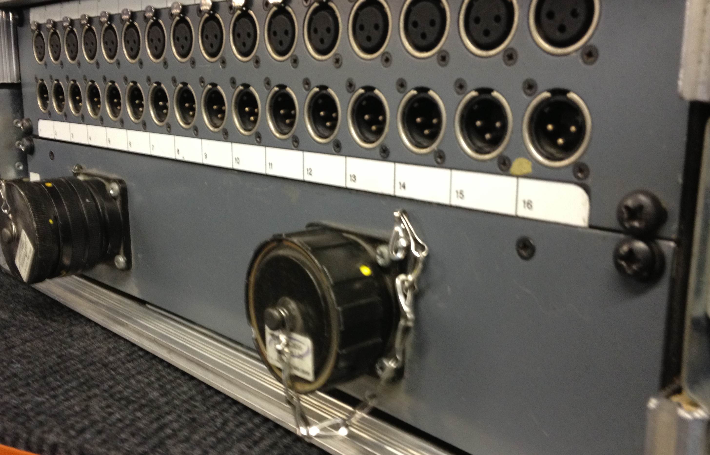 8 WAY RACKBOX DUAL VEAM XLR
